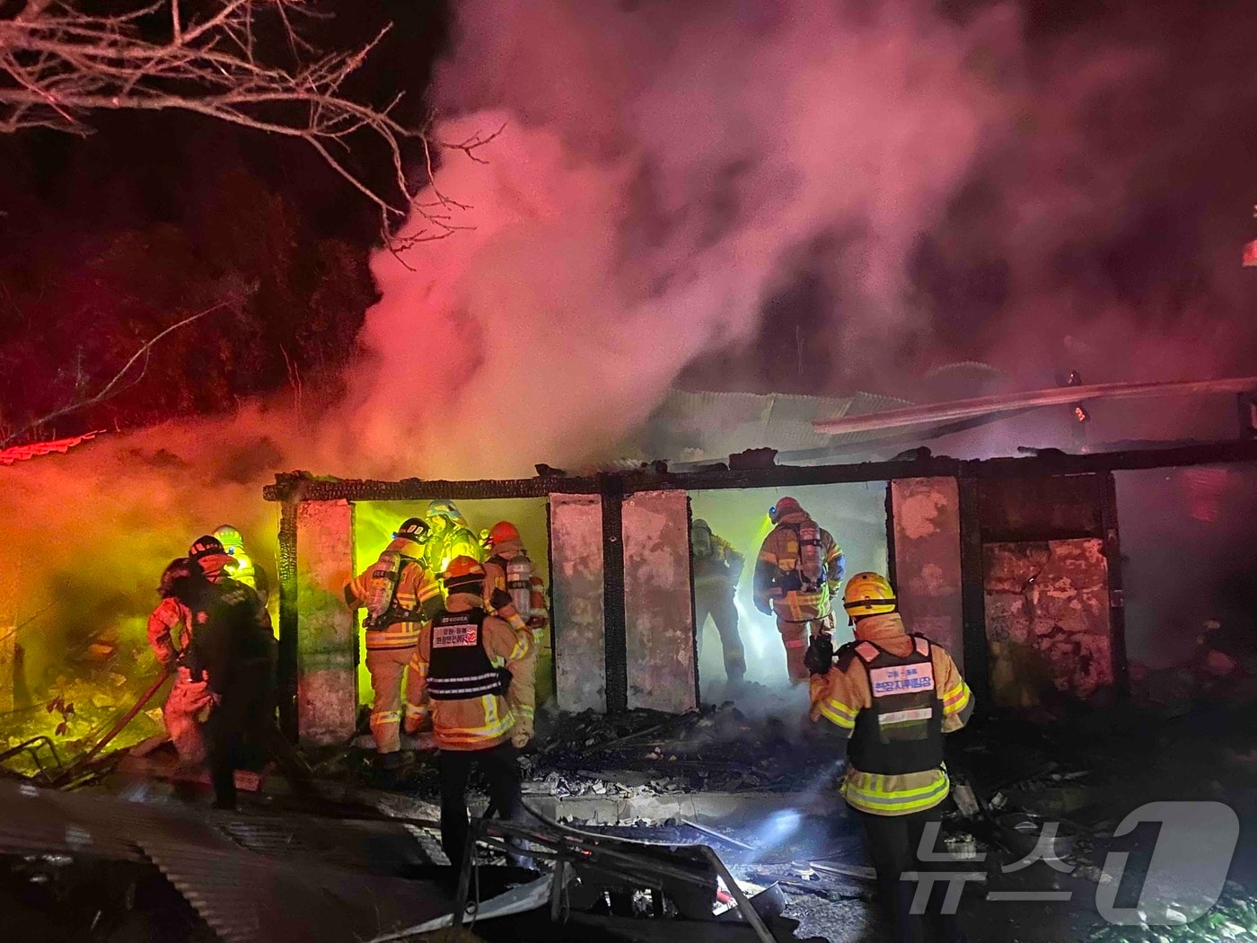 9일 오후 7시 55분쯤 강원 동해시 망상동의 한 주택에서 불이 난 가운데 거주자 1명이 숨지는 인명피해가 발생했다. (강원도소방본부 제공) 2025.2.9./뉴스1