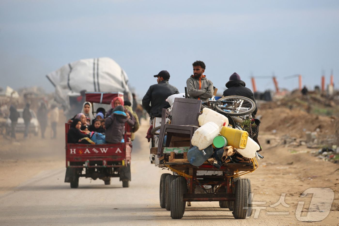 팔레스타인 가자지구를 가로지르는 네차림 회랑에서 이스라엘군이 철수한 9일&#40;현지시간&#41; 주민들이 차량에 짐을 싣고 이동하고 있다. 2025.2.9 ⓒ AFP=뉴스1 ⓒ News1 강민경 기자 &lt;자료사진&gt;