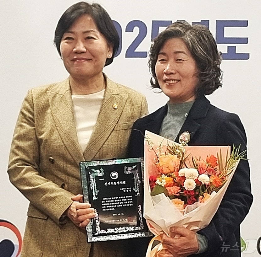 농림축산식품부에서 주관한 신지식농업인 분야에서 수상한 충북 괴산군 청천면 박종임 씨(59·여·오른쪽)가 송미령 농림축산식품부 장관과 기념촬영을 하고 있다./뉴스1