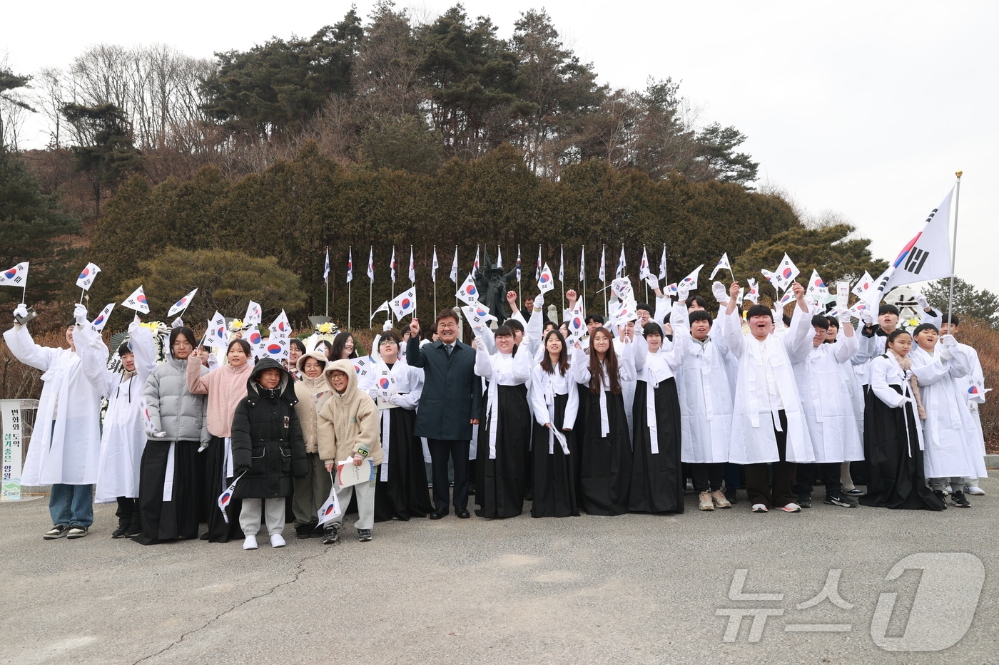 1일 강원 영월 주천면 금마리 독립 만세 공원에서 열린 3.1절 기념 행사서 최명서 영월군수, 애국지사 유족, 보훈 단체 등이 만세삼창을 하고 있다.(영월군 제공, 재판매 및, DB금지)