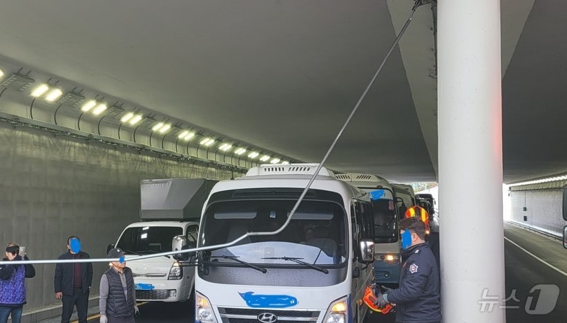 제주공항 지하차도에서 전선이 늘어지며 차량 통행을 막고 있다.(제주소방 제공, 재판매 및 DB금지)/뉴스1