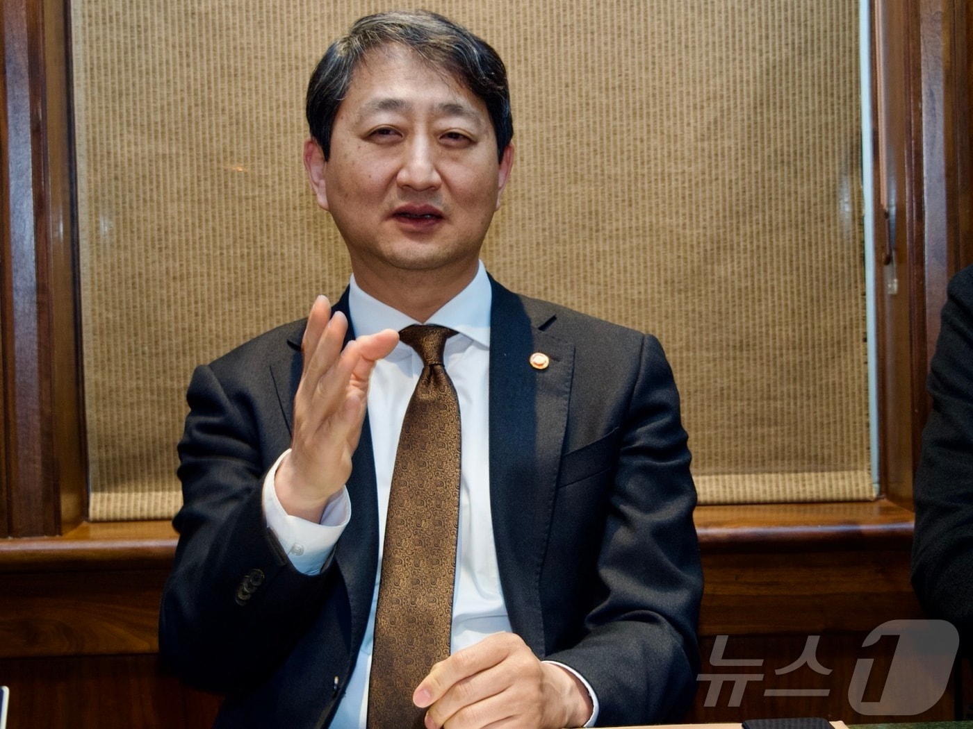 안덕근 산업통상자원부 장관이 2월 28일(현지시간) 미국 워싱턴DC 인근에서 한국 특파원들과 방미 성과에 대해 밝히고 있다. ⓒ News1 류정민 특파원
