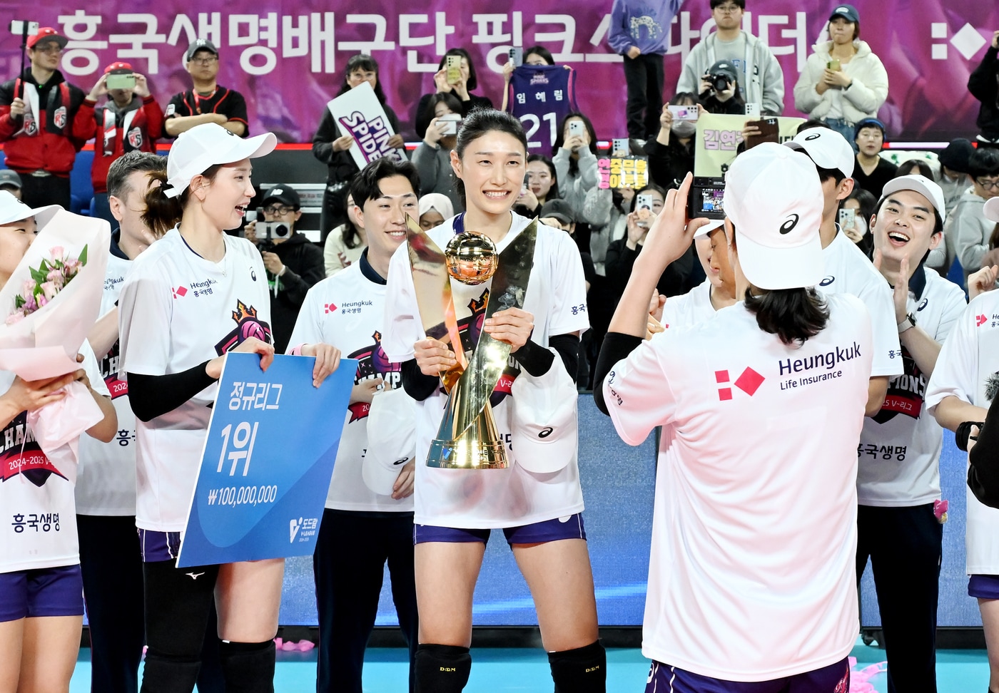 정규리그 1위 세리머니를 하는 김연경. (한국배구연맹 제공)