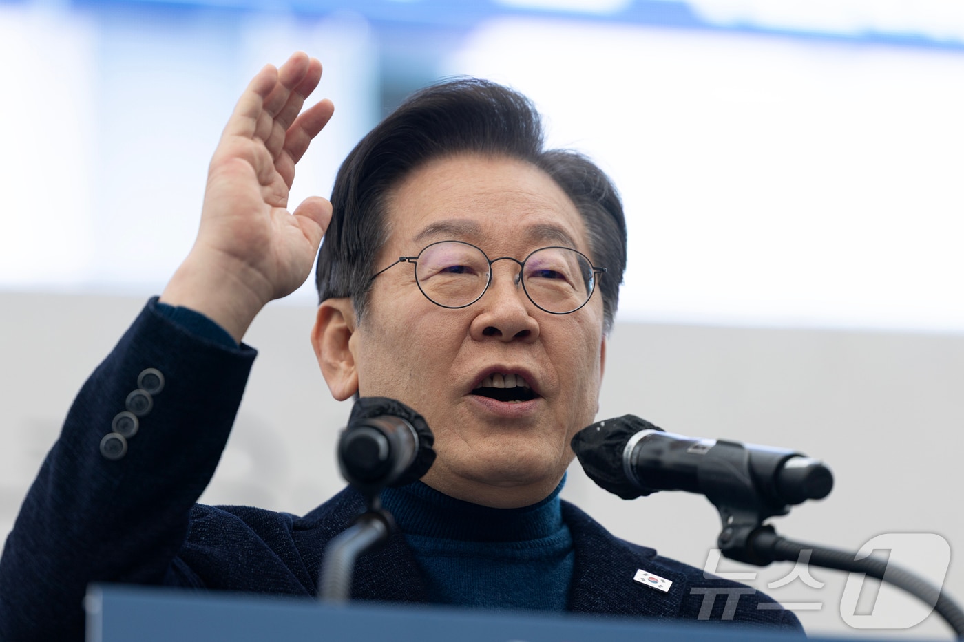 이재명 더불어민주당 대표가 1일 오후 서울 종로구 안국동 사거리에서 열린 야5당 공동 윤석열 파면 촉구 범국민대회에서 연설하고 있다. 2025.3.1/뉴스1 ⓒ News1 이승배 기자