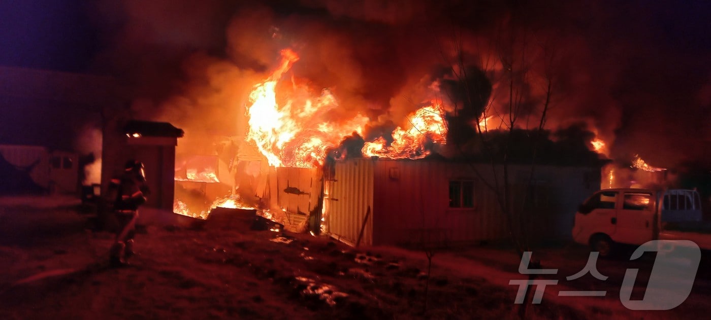 10일 오전 2시 25분쯤 경북 성주군 초전면 용봉리 가구 제작 공장에서 원인을 알 수 없는 불이나 소방당국이 화재를 진압하고 있다.(경북소방본부 제공. 재판매 및 DB 금지)2025.3.10/뉴스1