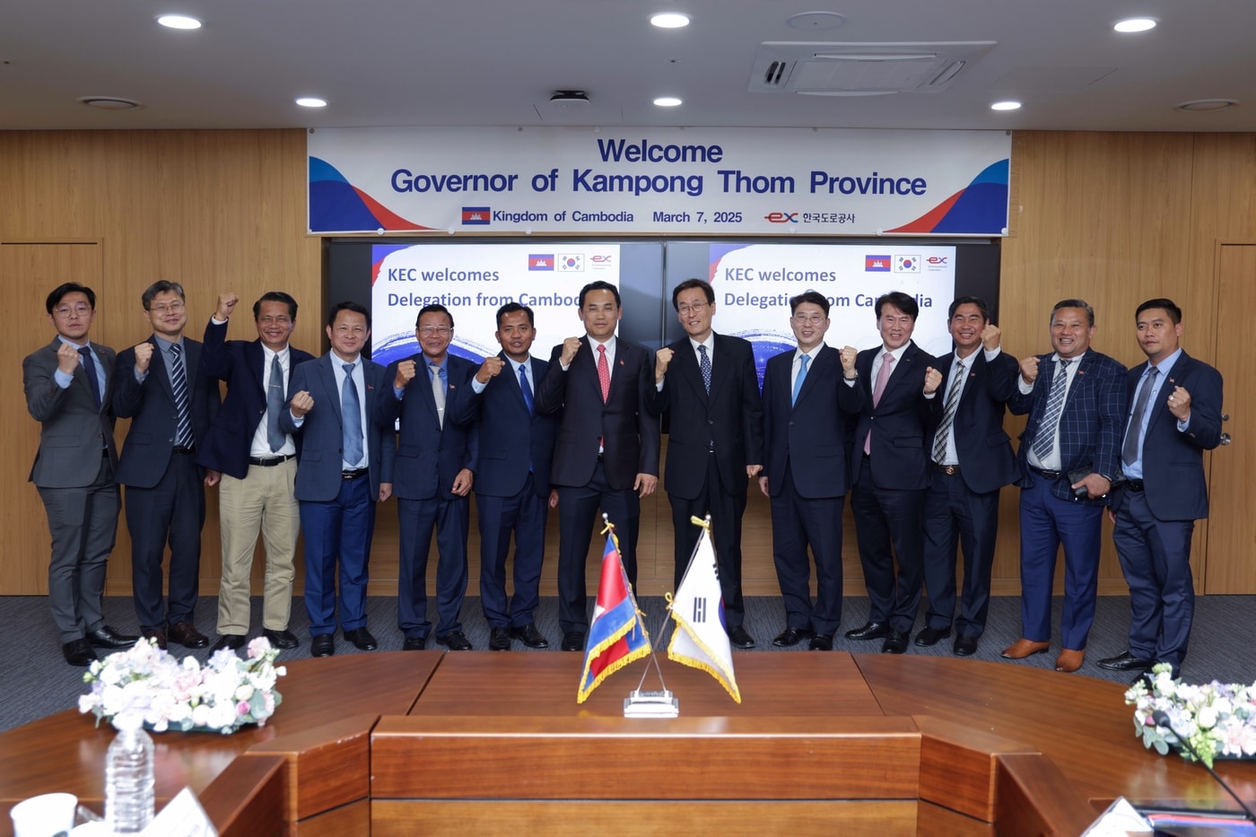  함진규 한국도로공사 사장(왼쪽에서 여덟 번째)과 누온 파랏 캄보디아 캄퐁톰 주지사가 '도로·교통 인프라 프로젝트 상호 협력방안' 논의 후 관계자들과 기념 사진을 찍고 있다. /도로공사 제공