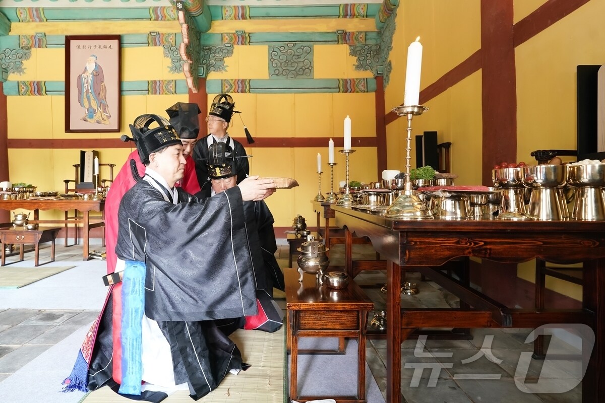 광주향교에서 진행된 춘계 석전대제에서 방세환 시장이 초헌관을 맡아 제례를 봉행하고 있다.&#40;광주시 제공&#41;