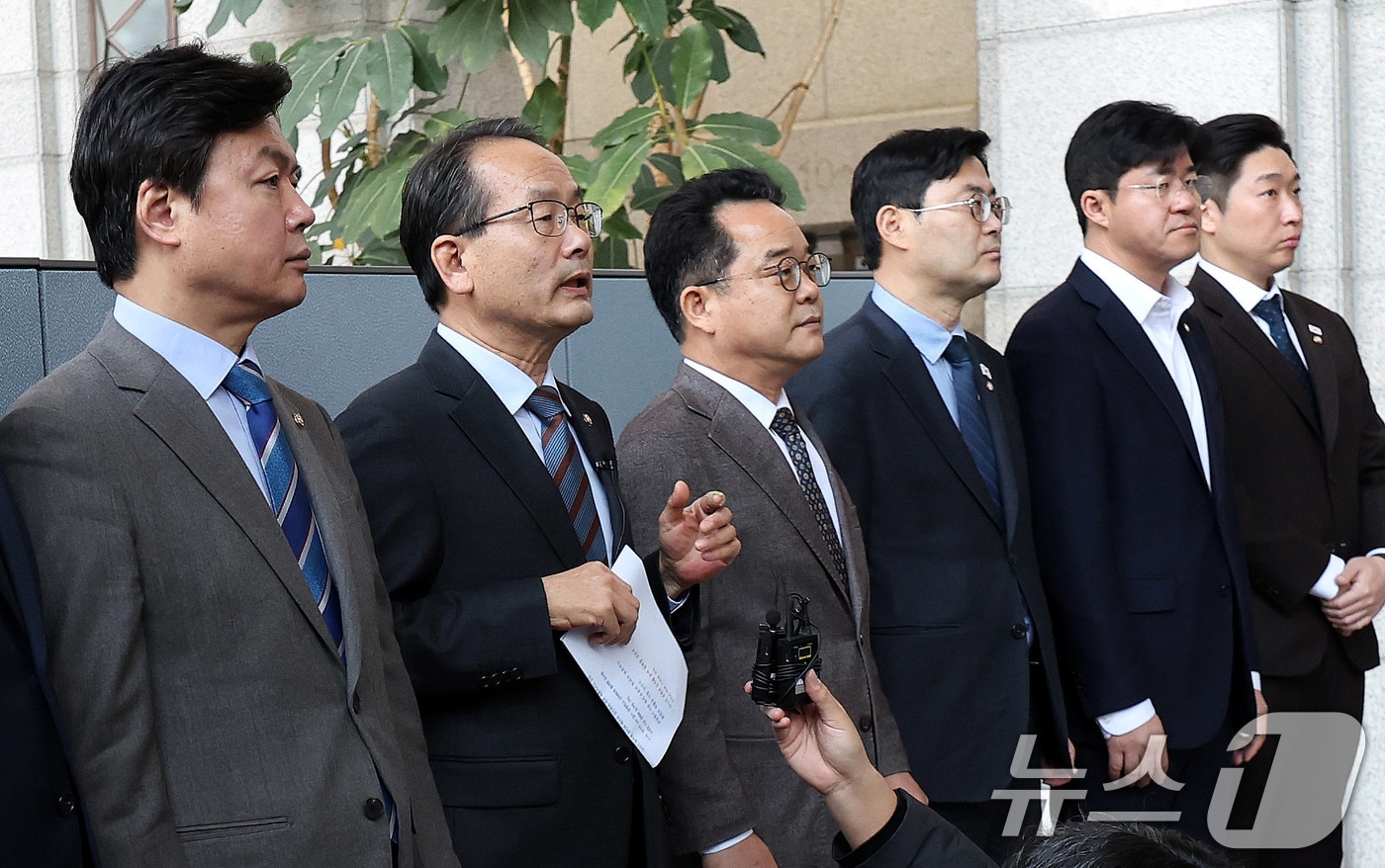 국회 정무위원회 야당 간사를 맡고 있는 강준현 더불어민주당 의원이 10일 서울 여의도 금융감독원을 방문해 국회 정무위원회 소속 민주당 의원들과 함께 삼부토건 주가조작 의혹 사건의 신속한 조사를 촉구하고 있다. 2025.3.10/뉴스1 ⓒ News1 박지혜 기자