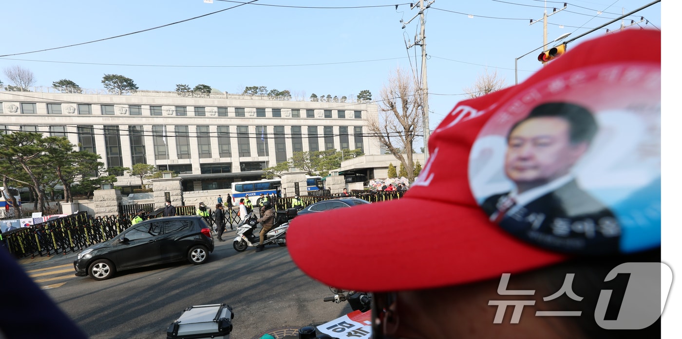 윤석열 대통령에 대한 탄핵 심판을 심리하고 있는 헌법재판소가 숙고를 이어가고 있다. 변론 종결이 된 지 2주째에 접어드는 이번 주 중 선고가 이뤄질 것이라는 시각이 대체적이지만, 구속돼 있던 윤 대통령이 전격 석방되면서 선고일이 예상보다 미뤄질 가능성도 제기된다. 사진은 10일 서울 종로구 헌법재판소 모습. 2025.3.10/뉴스1 ⓒ News1 김명섭 기자