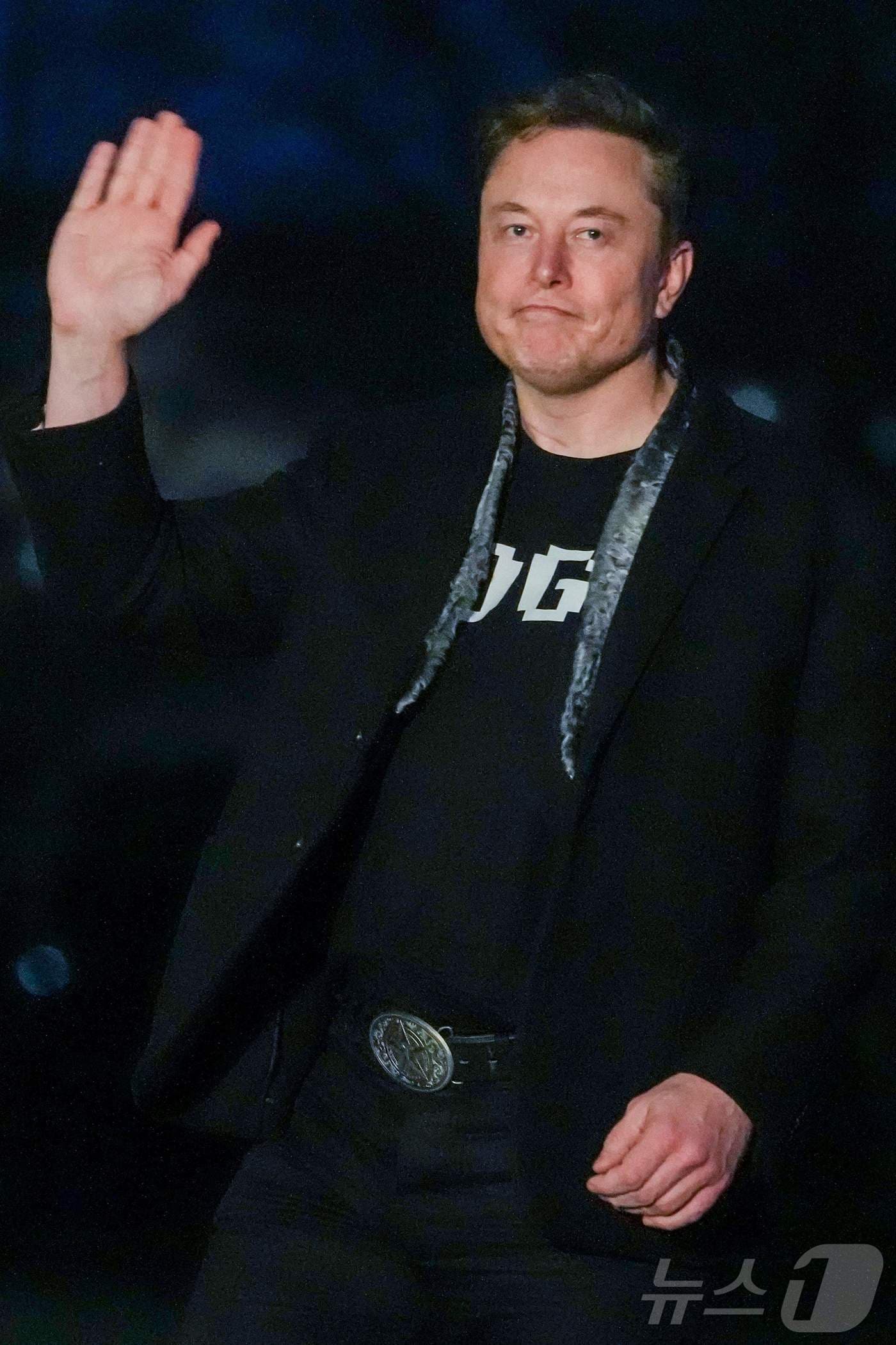 일론 머스크 미국 정부효율부(DOGE) 수장이 9일(현지시간) 도널드 트럼프 대통령과 플로리다에서 주말을 보낸 뒤 워싱턴 백악관에 도착을 하고 있다. 2025.03.10 ⓒ AFP=뉴스1 ⓒ News1 우동명 기자