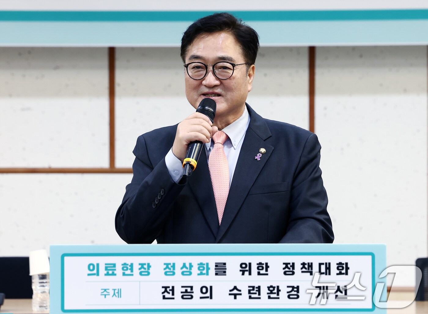우원식 국회의장이 10일 오전 서울 여의도 국회 의원회관에서 열린 '의료현장 정상화를 위한 정책 토론회'에서 축사를 하고 있다. 2025.3.10/뉴스1 ⓒ News1 김민지 기자