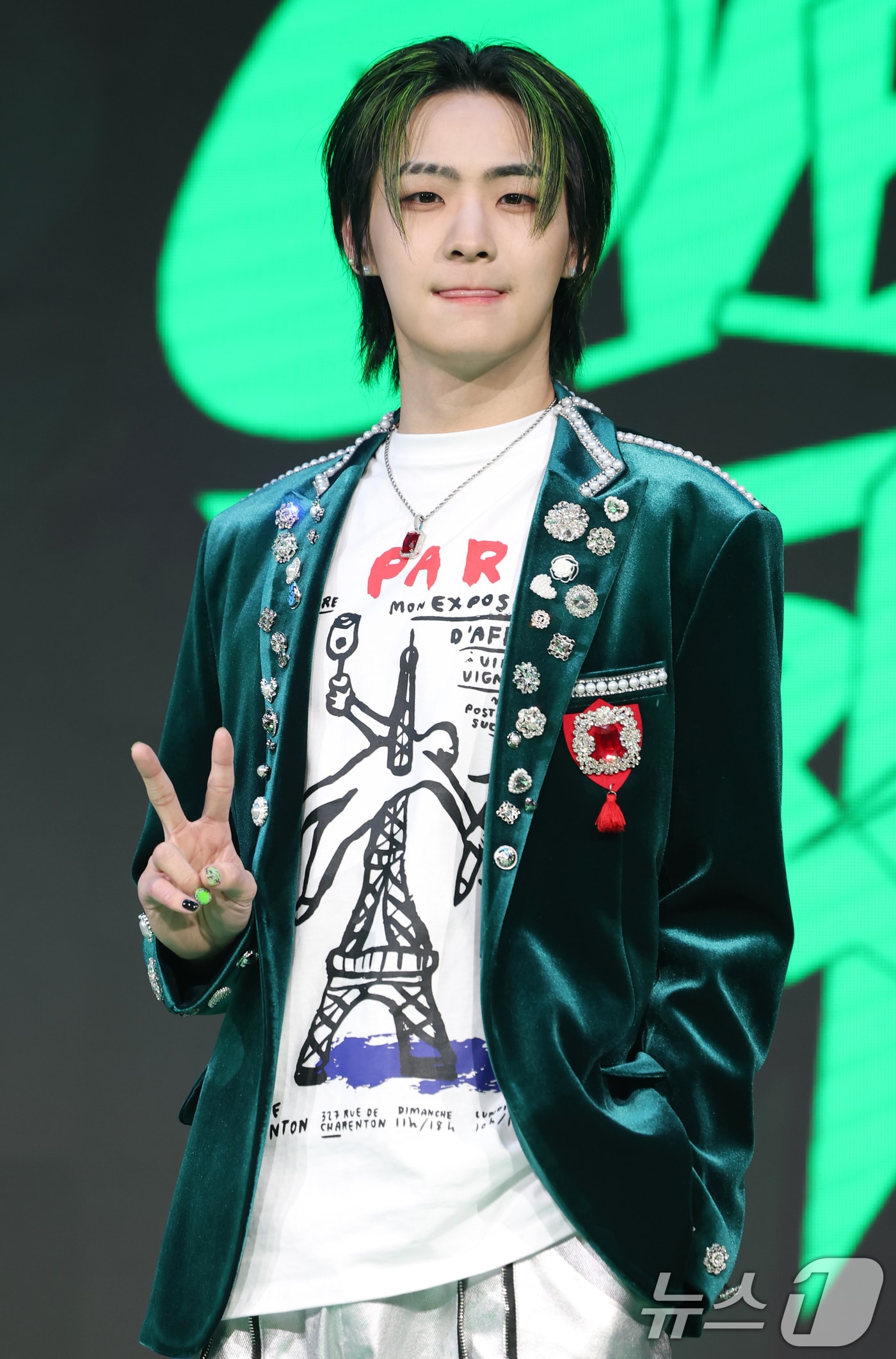 그룹 엔티엑스(NTX)의 형진(왼쪽부터) 로현이 10일 서울 마포구 쇼킹케이팝센터에서 진행된 두 번째 정규 앨범 '오버 트랙(OVER TRACK)' 발매 쇼케이스에서 포즈를 취하고 있다. 2025.3.10/뉴스1 ⓒ News1 권현진 기자