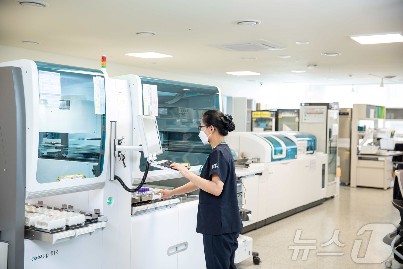 아인병원 진단검사실에서 임상병리사가 데이터를 확인하고 있다.(아인병원 제공) / 뉴스1