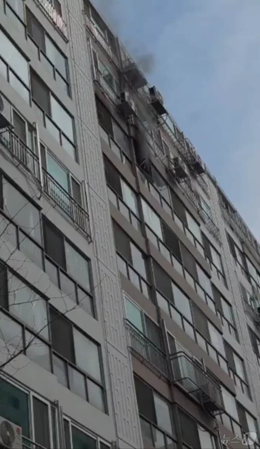 10일 낮 12시 29분께 전북 군산시 나운동 한 아파트 8층에서 불이 났다.(군산소방 제공. 재판매 및 DB금지)