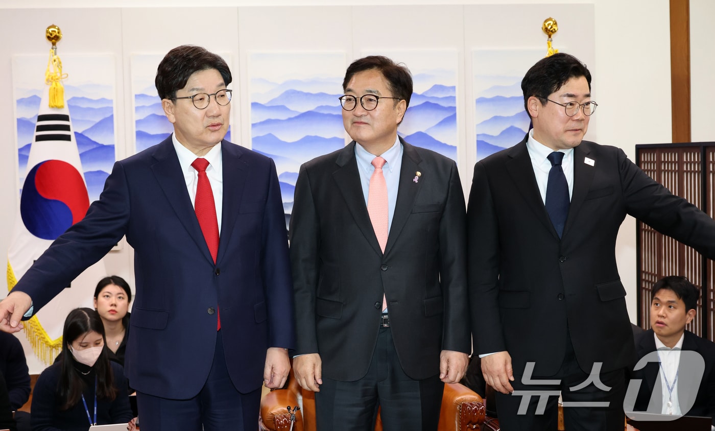 우원식 국회의장과 권성동 국민의힘 원내대표, 박찬대 더불어민주당 원내대표가 10일 서울 여의도 국회 의장실에서 열린 국회의장 주재 국정협의회에 앞서 기념촬영을 하고 있다. (공동취재) 2025.3.10/뉴스1 ⓒ News1 이재명 기자