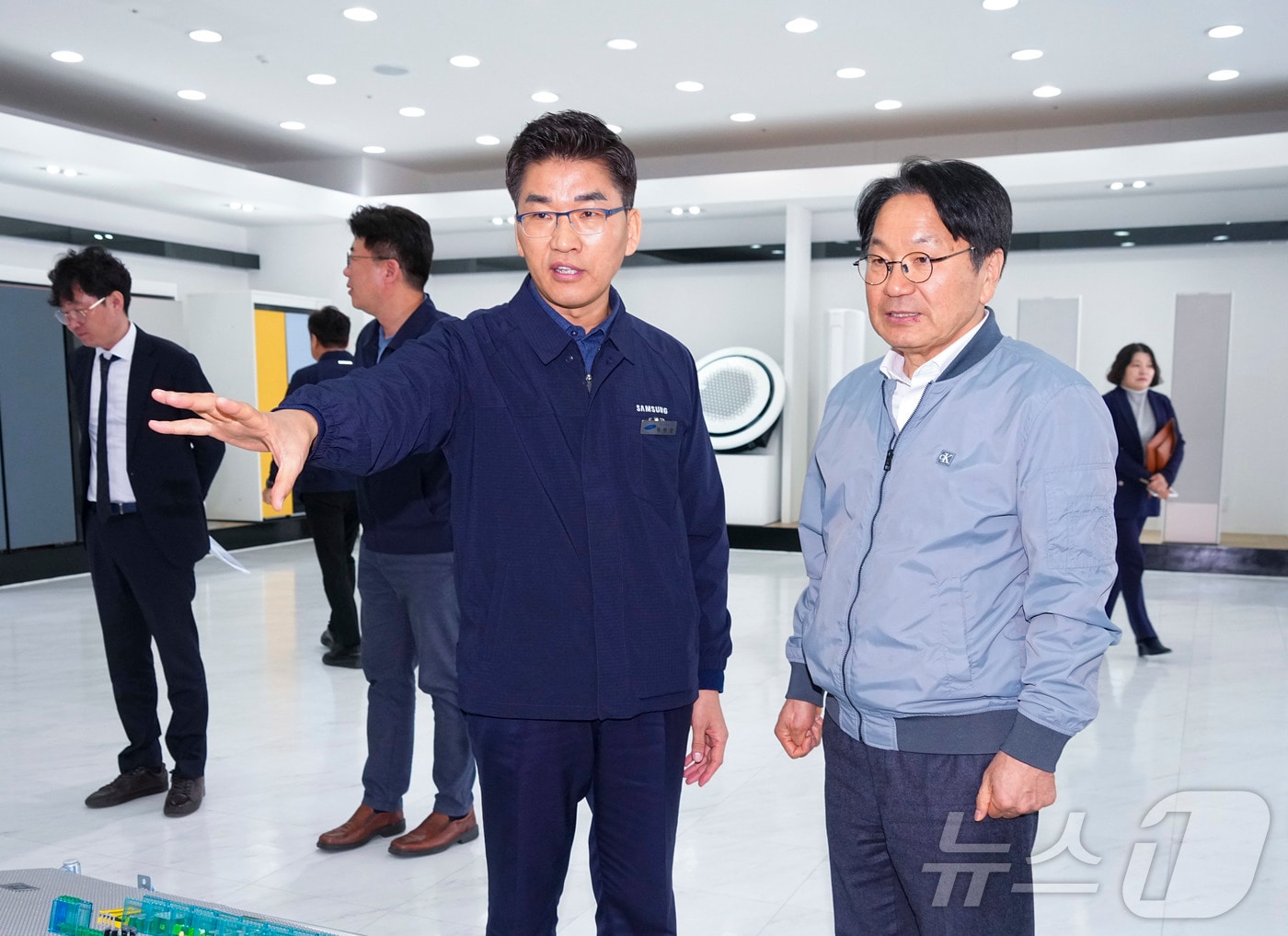 강기정 광주시장이 10일 광산구 삼성전자 그린시티 1캠퍼스를 방문해 미국 트럼프 2기 관세 강화에 따른 삼성전자의 대응 전략을 듣고 협력 방안을 논의한 뒤 제품 홍보관을 둘러보고 있다.&#40;광주시 제공. 재판매 및 DB 금지&#41; 2025.3.10/뉴스1 