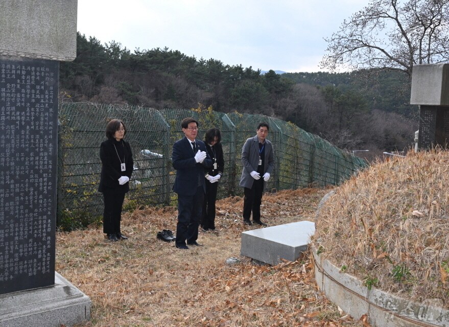 정종복 기장군수와 관계 공무원이 10일 기장 출신 독립유공자 박영출 선생의 묘소를 찾아 참배하고 있다.(기장군청 제공.재판매 및 DB 금지)