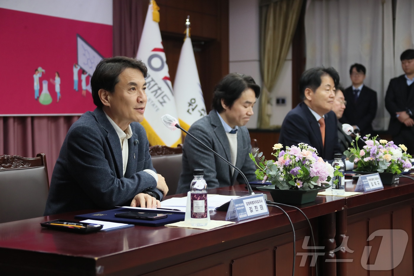 강원특별자치도는 10일 도청 신관 소회의실에서 원주시 및 ㈜제론셀베인, ㈜파인플로우 두 개 기업과 투자 유치 협약을 체결했다.(강원도 제공. 재판매 및 DB금지) 2025.3.10/뉴스1