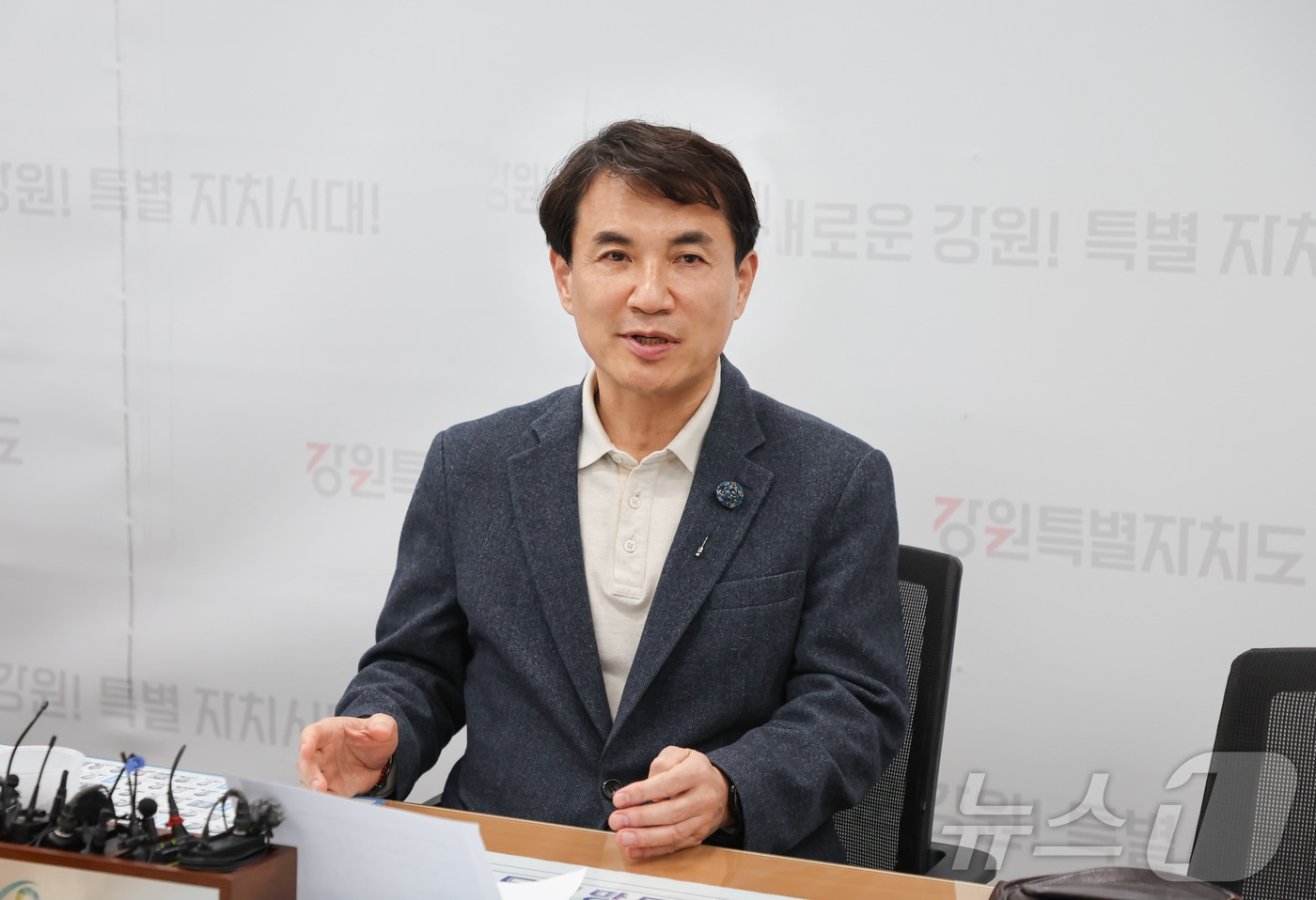 김진태 강원도지사가 10일 도청 기자실에서 기자들과 만나 현안에 대해 설명하고 있다.(강원도 제공)