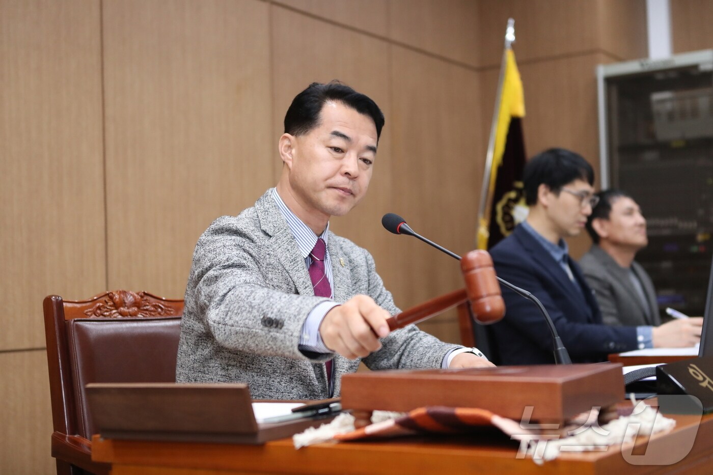 김재국 이천시의회 의회운영위원장이 10일 제252회 임시회 개회 일정을 확정하는 의사봉을 두드리고 있다.(시의회 제공)