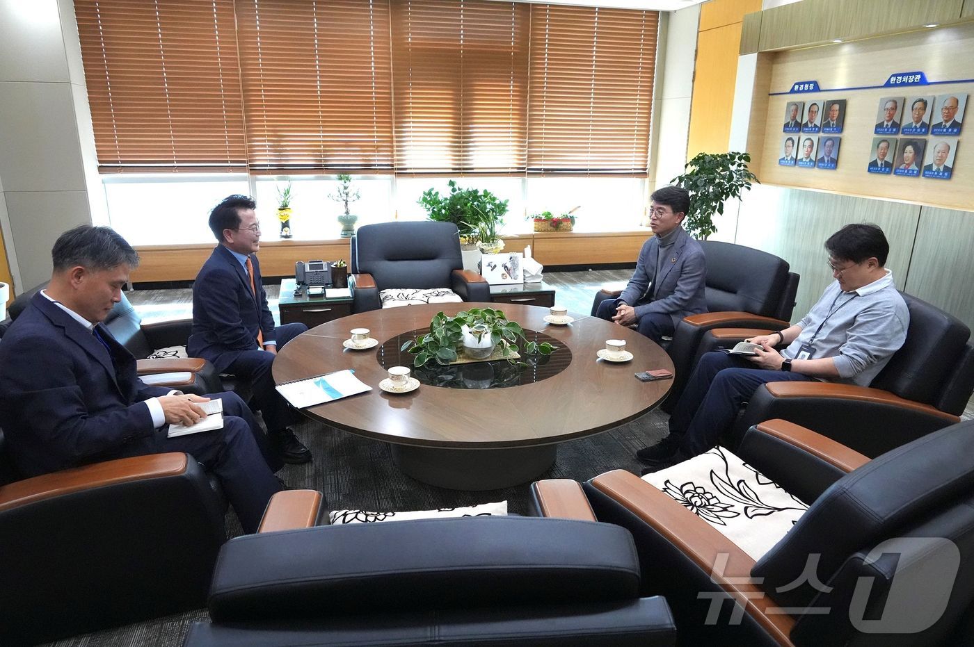 육동한 춘천시장, 김완섭 환경부 장관 만나 국비 지원 건의.(춘천시 제공)