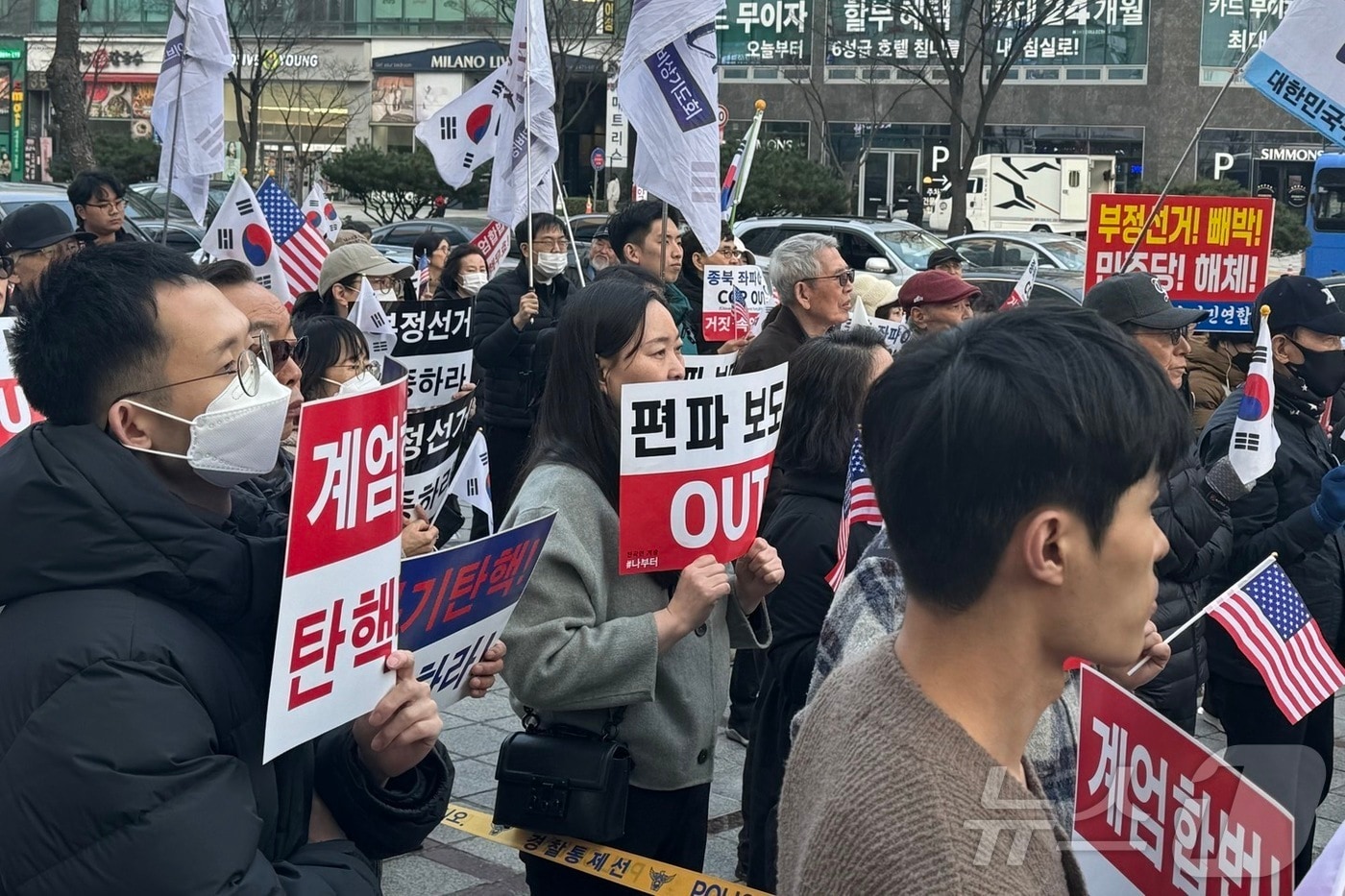  대전대학연합은 이날 오후 5시 둔산로 갤러리아 백화점 일대에서 ‘윤석열 대통령 탄핵반대 집회’를 열었다. 2025. 3. 10. /뉴스1 ⓒ News1 양상인 기자