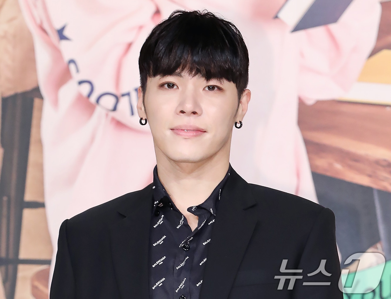 10일 가수 휘성이 갑작스럽게 세상을 떠났다는 비보가 전해졌다. 향년 43세. 이날 소속사 타조엔터테인먼트는 공식 입장을 통해 "이날 소속 아티스트인 휘성 님이 우리 곁을 떠났다＂라며 ＂고인은 서울 자택에서 심정지 상태로 발견돼 사망 판정을 받았다＂라고 알렸다. 소속사는 ＂갑작스러운 비보에 유가족을 비롯한 타조엔터테인먼트 동료 아티스트 및 임직원 모두 비통한 심정으로 고인을 애도하고 있다＂라고 전하며 ＂큰 충격과 슬픔에 빠진 유가족을 위해 확인되지 않은 루머와 추측성 보도는 자제해 주시길 간곡히 부탁드린다＂라고 당부했다. (뉴스1DB) 2025.3.10/뉴스1