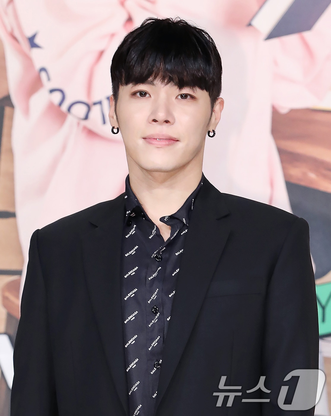 10일 가수 휘성이 갑작스럽게 세상을 떠났다는 비보가 전해졌다. 향년 43세. 이날 소속사 타조엔터테인먼트는 공식 입장을 통해 "이날 소속 아티스트인 휘성 님이 우리 곁을 떠났다＂라며 ＂고인은 서울 자택에서 심정지 상태로 발견돼 사망 판정을 받았다＂라고 알렸다. 소속사는 ＂갑작스러운 비보에 유가족을 비롯한 타조엔터테인먼트 동료 아티스트 및 임직원 모두 비통한 심정으로 고인을 애도하고 있다＂라고 전하며 ＂큰 충격과 슬픔에 빠진 유가족을 위해 확인되지 않은 루머와 추측성 보도는 자제해 주시길 간곡히 부탁드린다＂라고 당부했다. (뉴스1DB) 2025.3.10/뉴스1