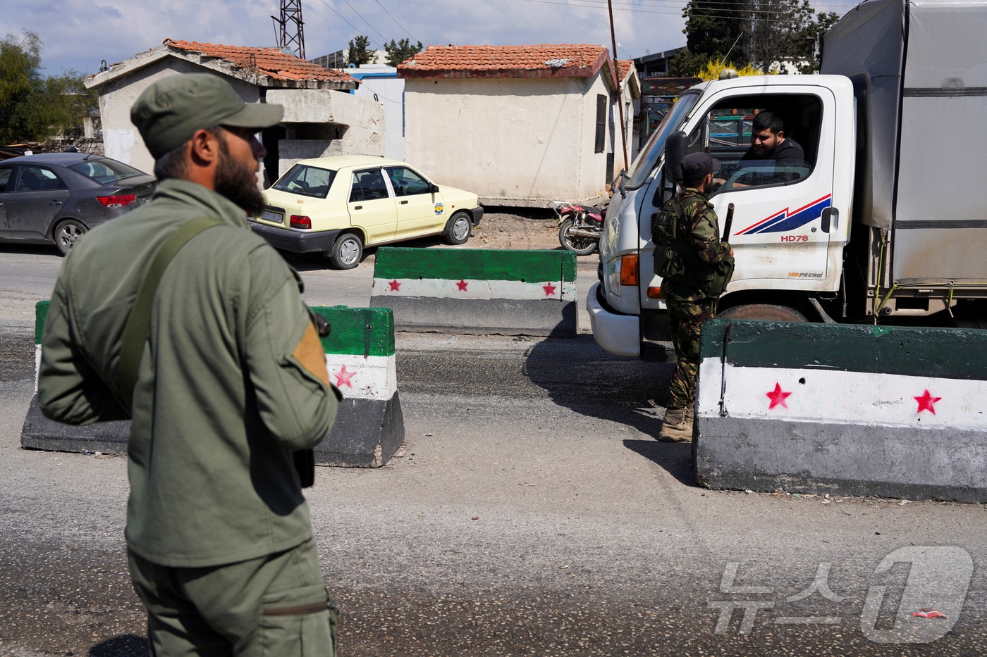 시리아 정부군이 2025년 3월 10일 라타키아 입구의 검문소를 지키고 있다. ⓒ 로이터=뉴스1