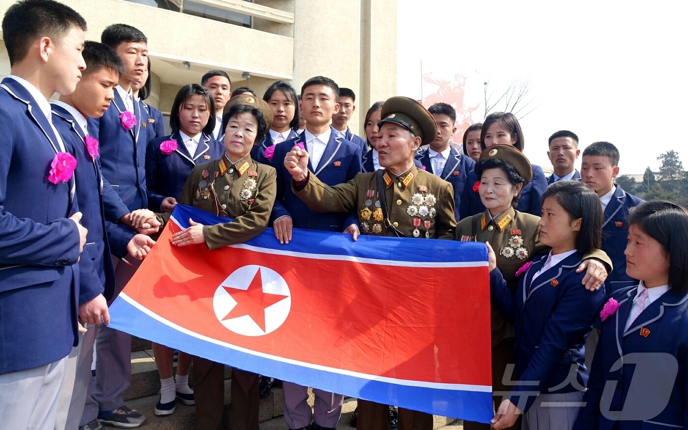 (평양 노동신문=뉴스1) = 북한 노동당 기관지 노동신문은 11일 황해북도 고급중학교(고등학교) 졸업반 학생들이 최전연(최전방) 국경초소들로 탄원(자원)했다고 보도했다. [국내에서만 사용가능. 재배포 금지. DB 금지. For Use Only in the Republic of Korea. Redistribution Prohibited] rodongphoto@news1.kr