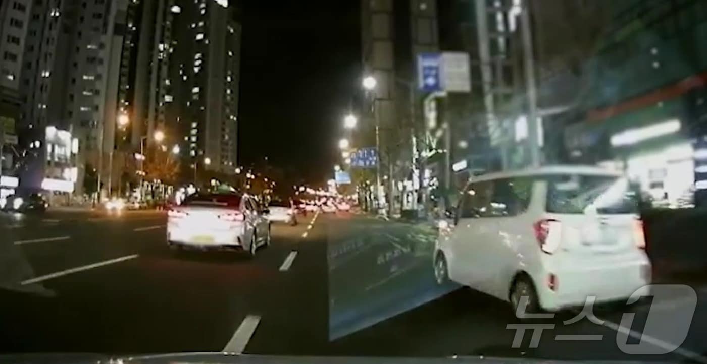 범행 차량이 2차선을 달리던 중 4차선에서 3차선으로 진로변경 중인 차량에게 속도를 높여 다가가고 있다.(부산경찰청 제공 블랙박스 영상 갈무리. 재판매 및 DB 금지)