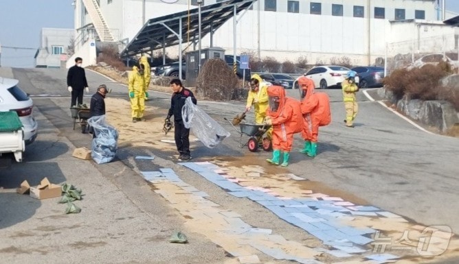 질산 누출 사고 현장. (천안 동남소방서 제공. 재판매 및 DB금지)/뉴스1