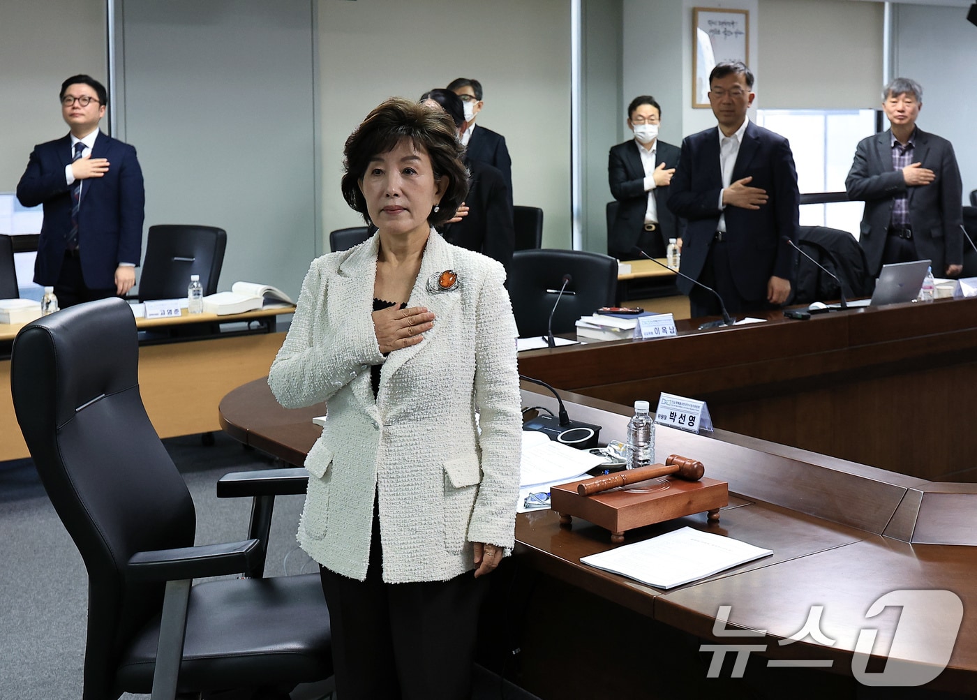 박선영 진실화해를위한과거사정리위원회 위원장과 위원 등이 11일 오전 서울 중구 진실화해를위한과거사정리위원회 대회의실에서 열린 100차 위원회 회의에서 국민의례를 하고 있다. 2025.3.11/뉴스1 ⓒ News1 박정호 기자