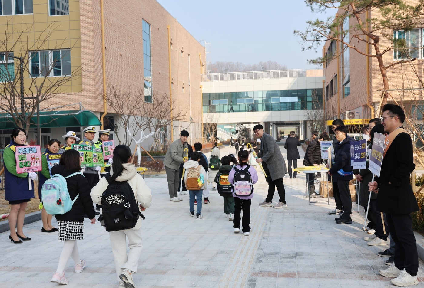 11일 행복청은 세종시·세종시교육청·세종남부경찰서·한국토지주택공사 관계자와 함께 산울동 산울초 앞에서 교통안전캠페인을 실시했다.(행복청 제공)