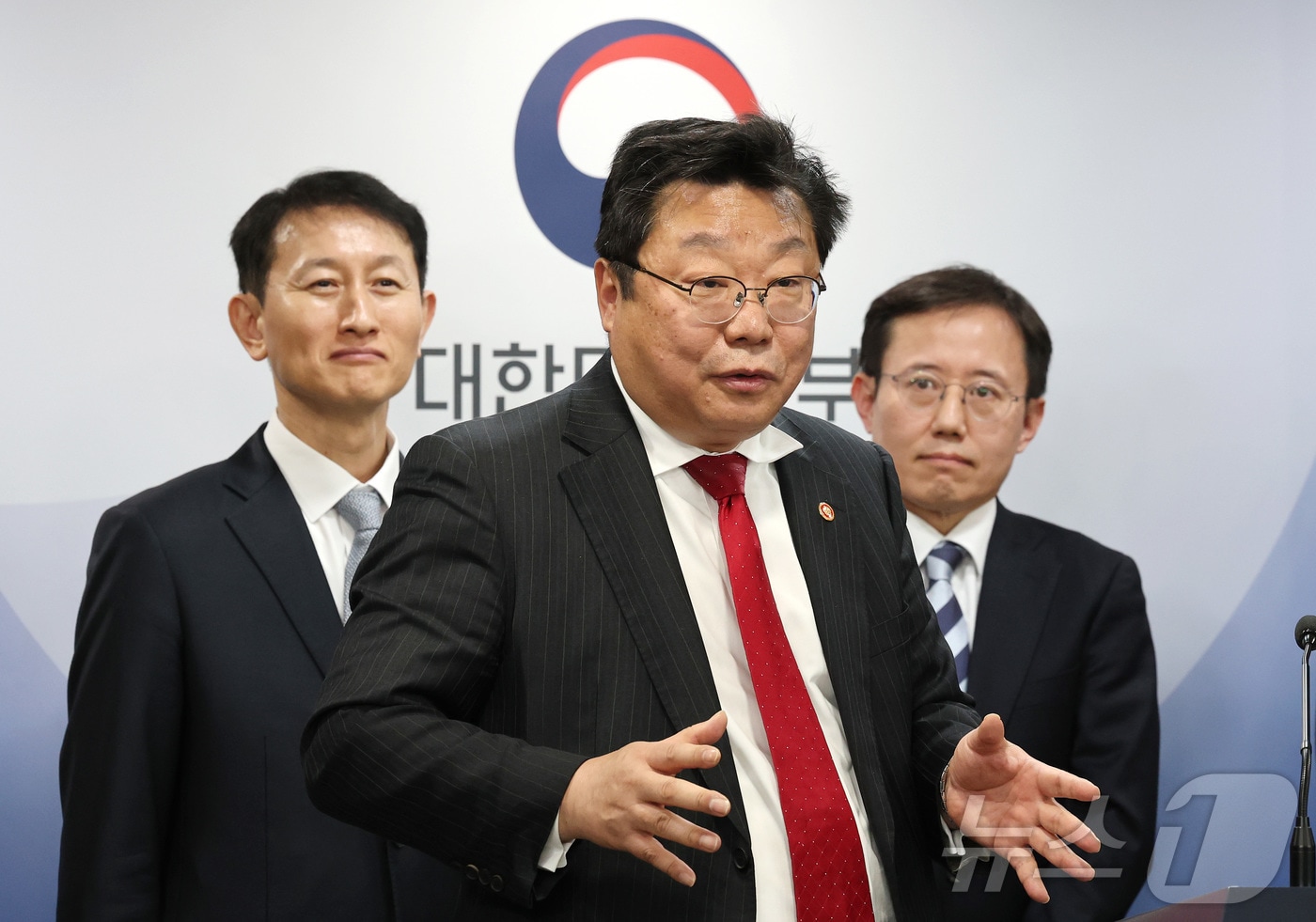 주형환 저출산·고령사회위원회 부위원장이 11일 서울 종로구 정부서울청사에서 제10차 인구비상대책회의 사전 브리핑을 하고 있다. 2025.3.11/뉴스1 ⓒ News1 임세영 기자