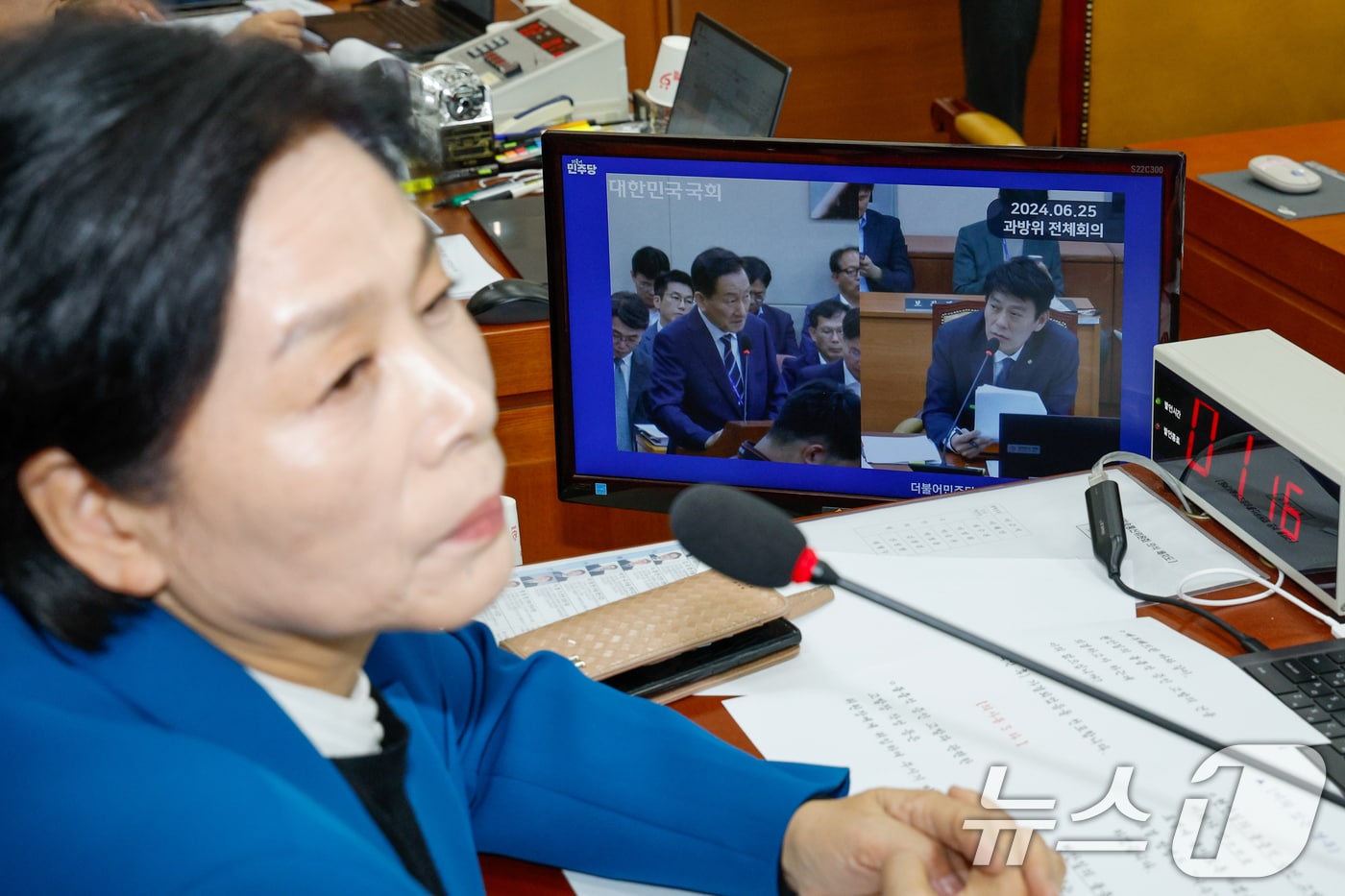 11일 서울 여의도 국회에서 열린 제423회국회(임시회) 제2차 과학기술정보방송통신위원회 전체회의에서 최민희 위원장이 류희림 방송통신심의위원장 고발의 건 표결에 앞서 류 위원장의 과방위 출석 화면을 보고 있다. 2025.3.11/뉴스1 ⓒ News1 안은나 기자