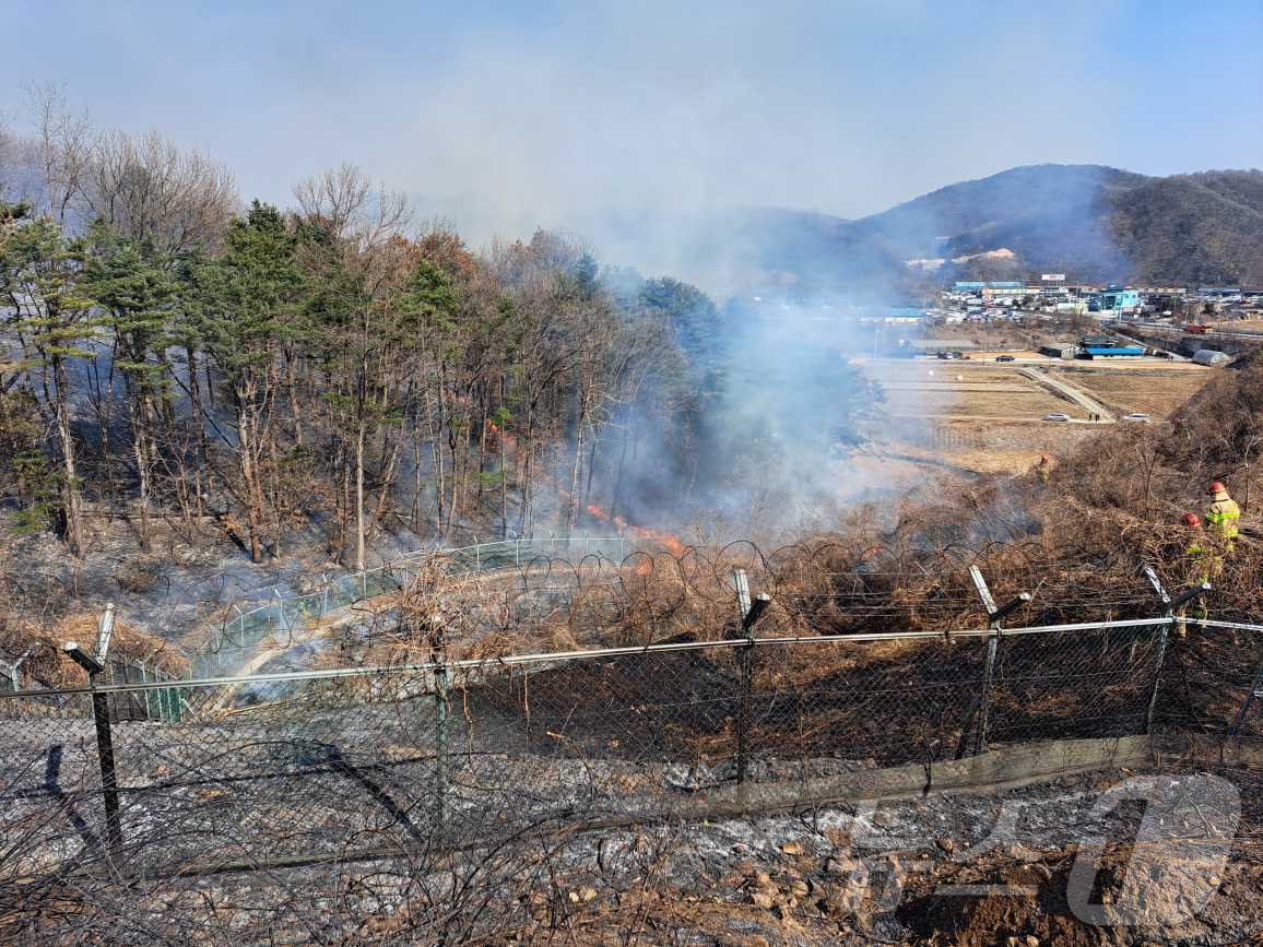 강원 원주 문막읍 동화리 문막휴게소 강릉 방향 산불 현장.(강원도소방본부 제공)