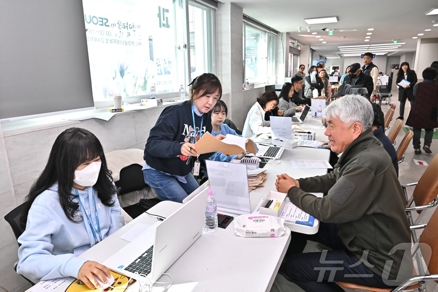 강원 정선군이 지난 10일부터 4월 30일까지 주민 1인당 30만 원의 민생 회복지원금을 정선아리랑상품권(와와페이) 선불카드로 지급하고 있는 가운데, 최승준 정선군수(오른쪽)가 11일 정선읍 행정복지센터를 찾아 지급 현장 업무를 점검하고 있다. (정선군 제공. 재판매 및 DB금지) 2025.3.11/뉴스1  