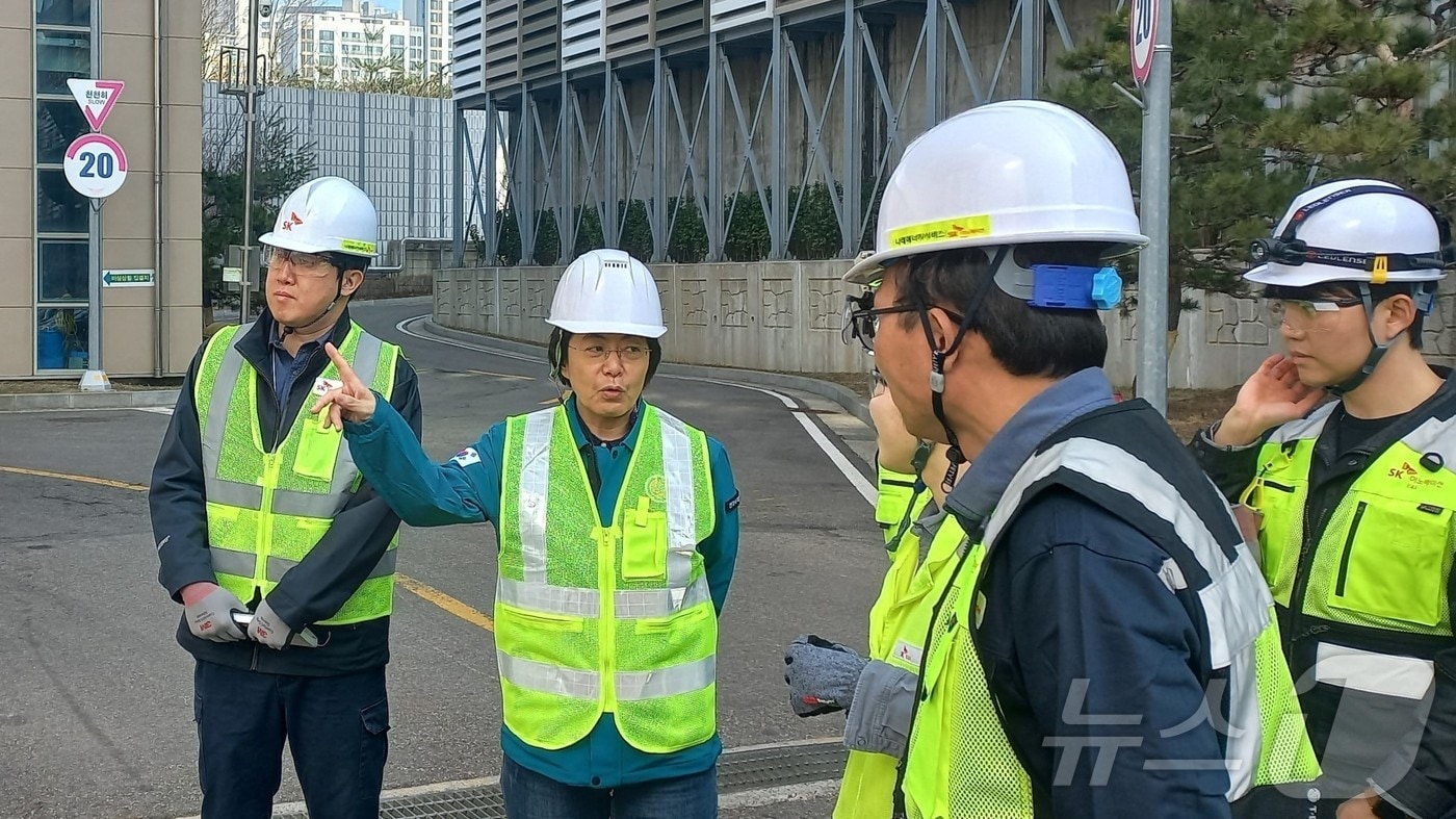 승희 한강청장 직무대리(왼쪽 두 번째)가 11일 나래에너지서비스㈜에서 미세먼지 저감 조치 이행 현황을 점검하고 있다.(한강청 제공)