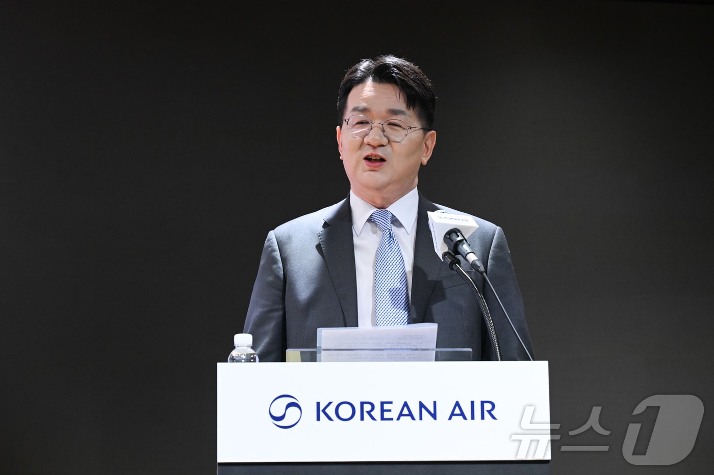 조원태 한진그룹 회장이 지난해 3월 서울 강서구 대한항공 본사에서 열린 신규 CI 공개 기자간담회에서 취재진의 질문에 답하는 모습. 2025.3.11 ⓒ 뉴스1 공항사진기자단