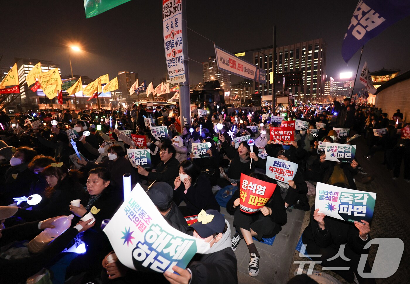 민주노총 조합원들이 11일 서울 종로구 경복궁 동십자각 앞에서 열린 비상결의대회 및 1박2일 농성투쟁에서 윤석열 대통령 구속취소 규탄과 탄핵을 촉구하는 구호를 외치고 있다. 2025.3.11/뉴스1 ⓒ News1 허경 기자