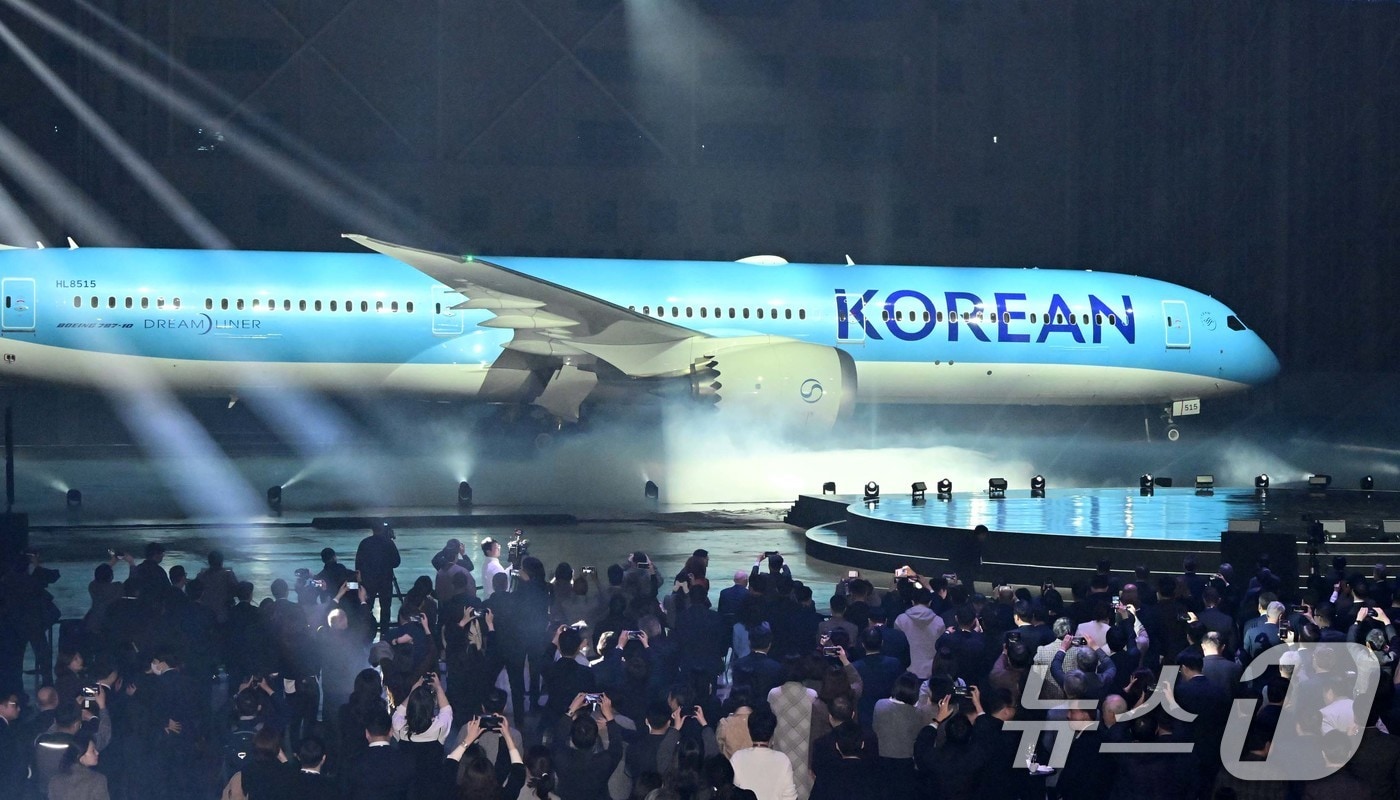 11일 서울 강서구 대한항공 격납고에서 열린 &#39;라이징 나이트&#40;Rising Night&#41;&#39; 행사에서 새 기업이미지&#40;CI&#41;를 입힌 보잉 787-10 항공기가 공개되고 있다. 2025.3.11/뉴스1 ⓒ News1 공항사진기자단
