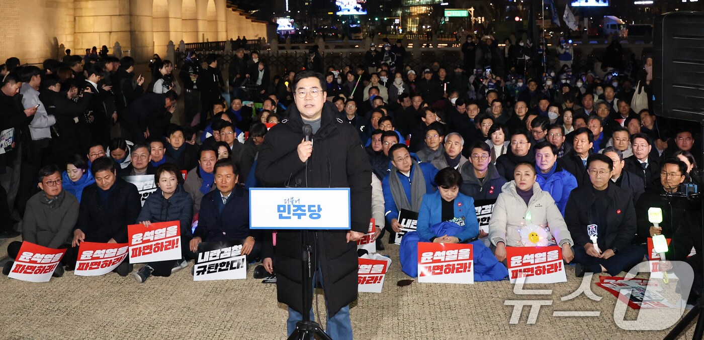 장외투쟁에 나선 박찬대 더불어민주당 원내대표가 11일 저녁 서울 종로구 경복궁 앞에서 열린 의원총회에서 윤석열 대통령 파면을 촉구하는 규탄발언을 하고 있다. 2025.3.11/뉴스1 ⓒ News1 허경 기자