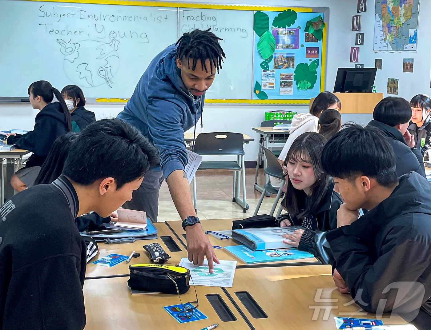 대구경북영어마을을 찾은 일본 고등전문학교 학생들이 원어민 교사와 수업하는 모습. (영진전문대 제공)