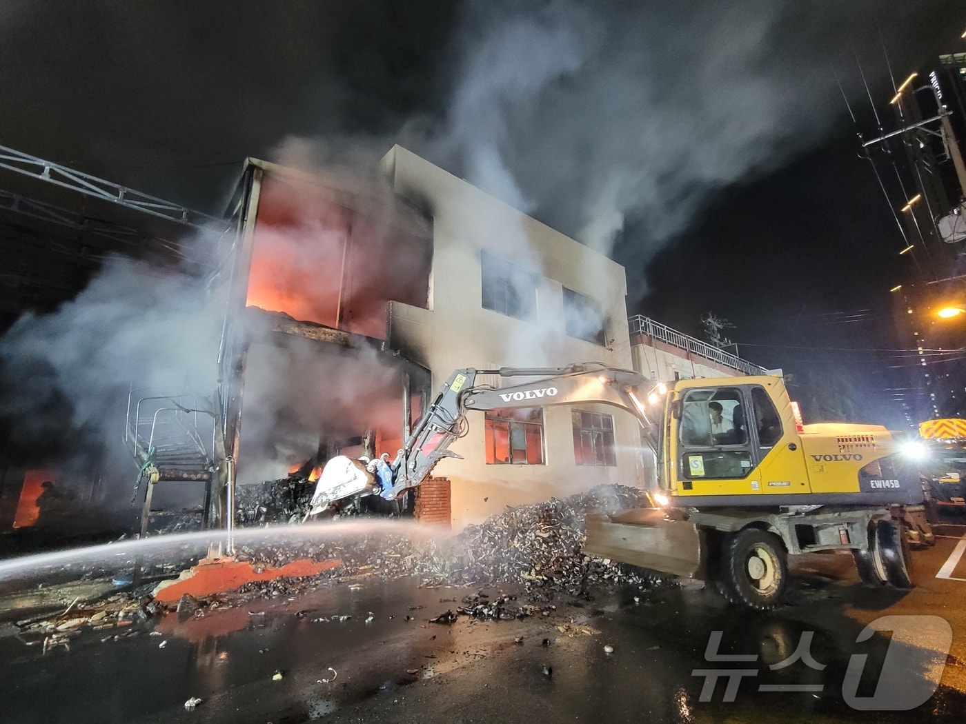 11일 오후 4시 5분쯤 김해시 어방동의 신발공장 창고에서 불이 나 소방관들이 진화에 나서고 있다.(경남소방본부 제공. 재판매 및 DB금지)