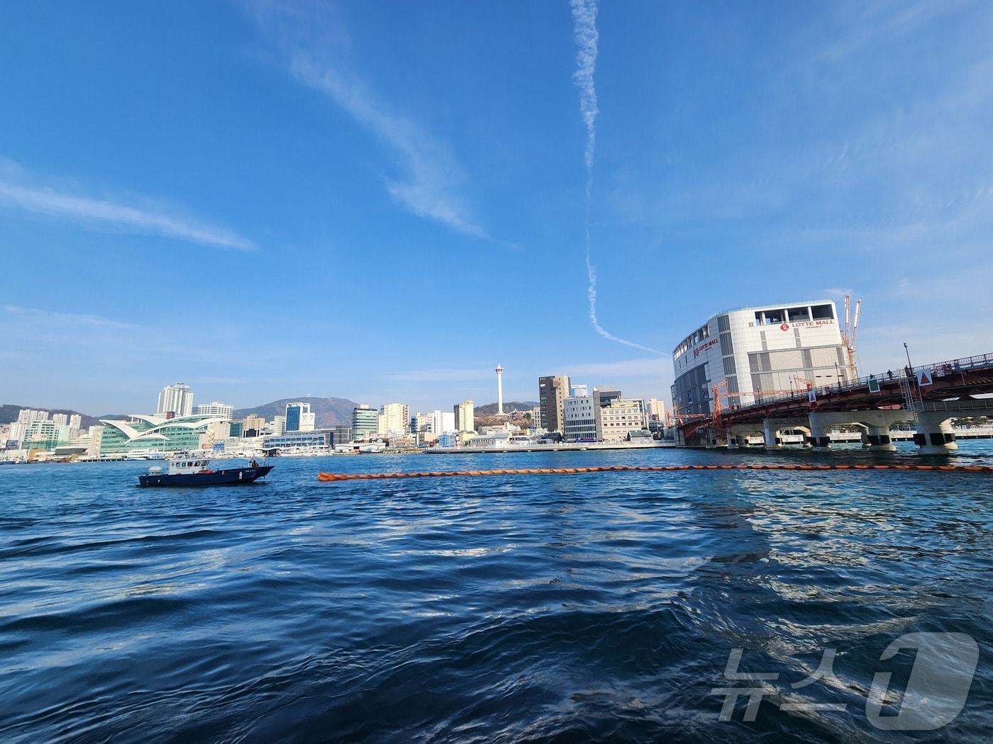 부산 영도구 봉래동 물양장 사고선 주변에 오일펜스가 둘러져 있다.(부산해경 제공. 재판매 및 DB 금지)
