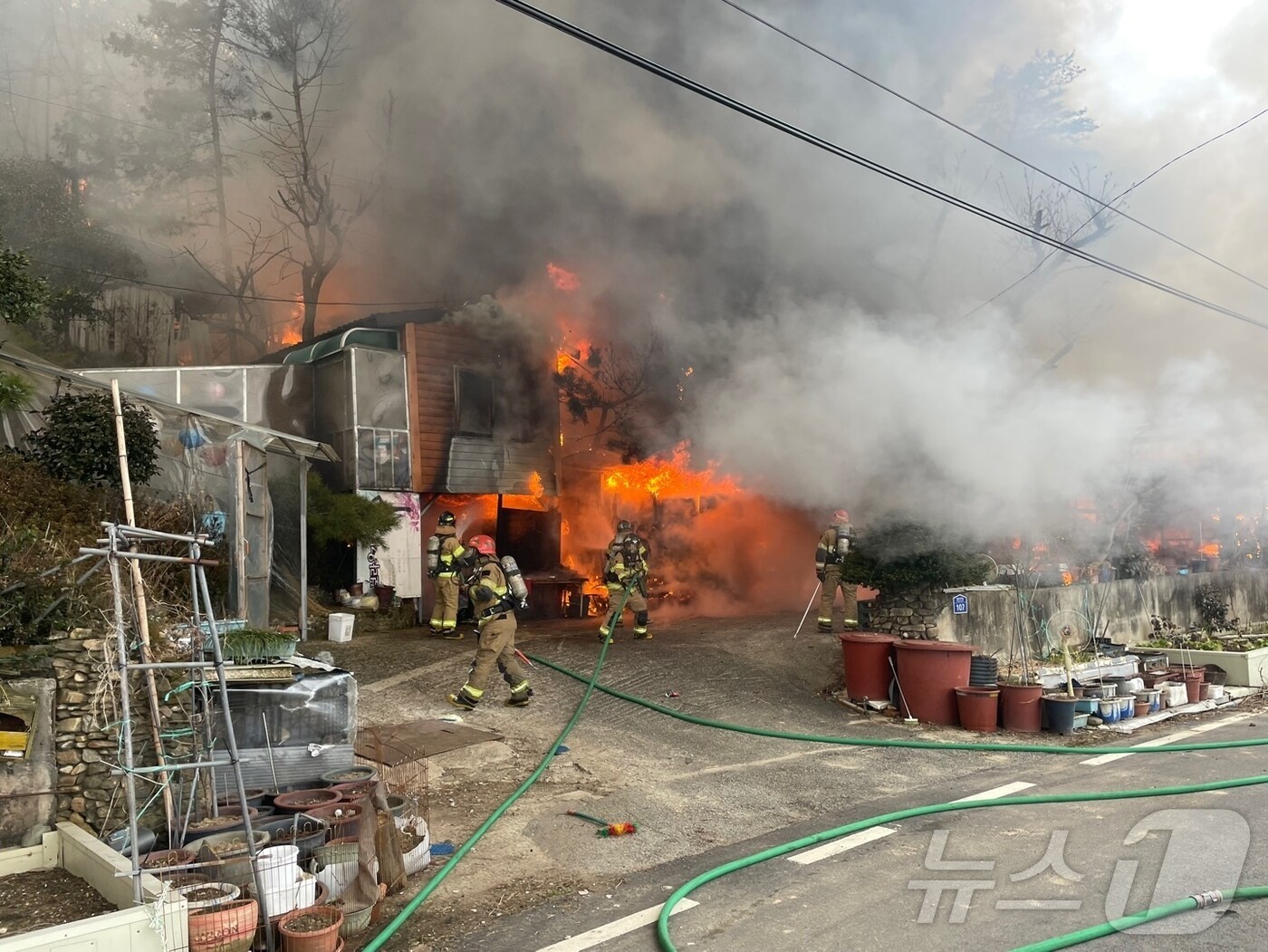 12일 오전 9시 34분쯤 광주 광산구 임곡동의 한 빈집에서 불이 나 소방당국이 화재를 진화하고 있다.(광주 광산소방 제공. 재판매 및 DB 급지)