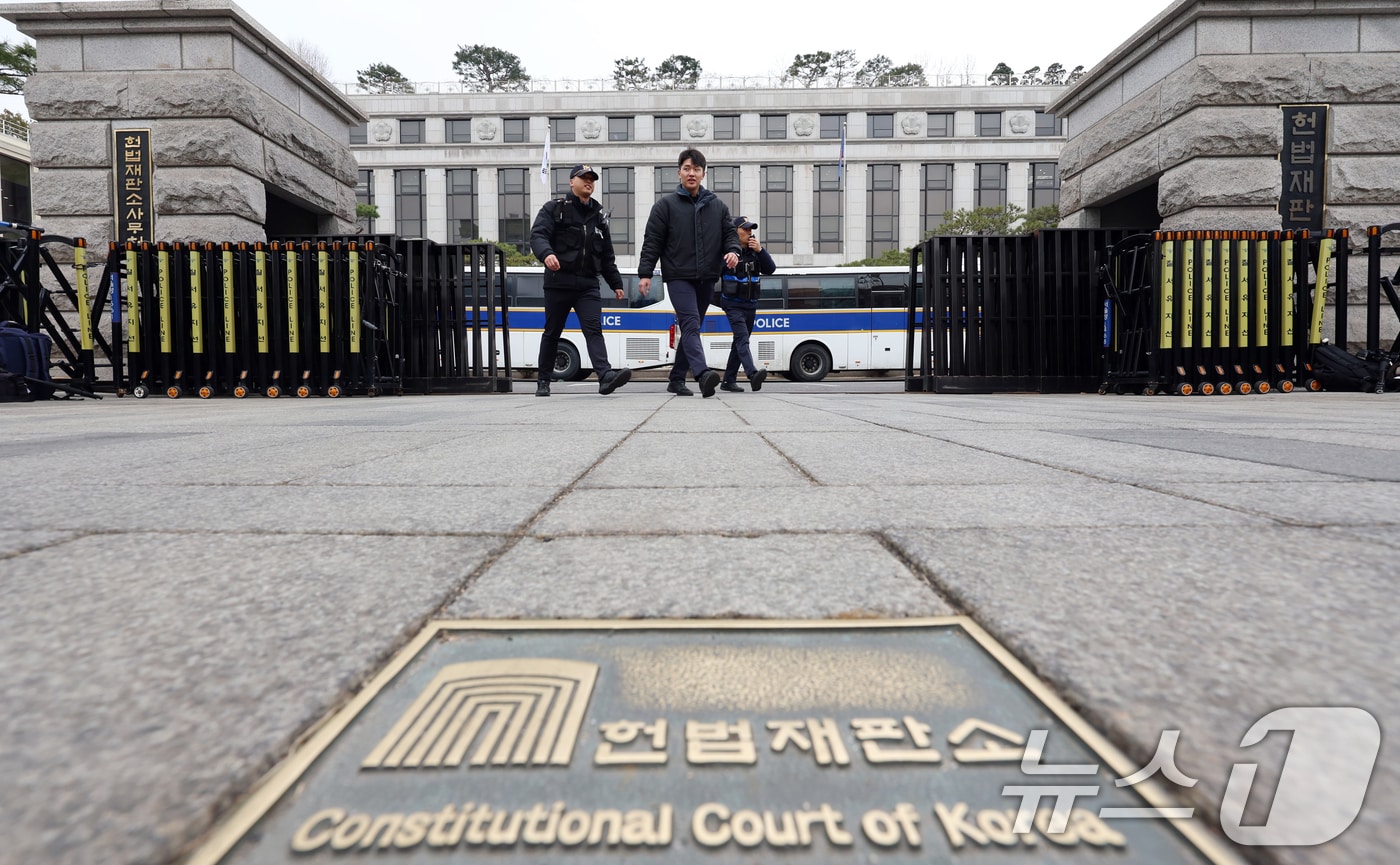 헌법재판소가 최재해 감사원장과 이창수 서울중앙지검장을 비롯한 검사 3명에 대한 탄핵심판 사건을 13일 선고한다. 지난해 12월 5일 더불어민주당 주도로 탄핵소추안이 통과된지 98일 만에 결론이 나는 것이다. 사진은 12일 서울 종로구 헌법재판소 모습. 2025.3.12/뉴스1 ⓒ News1 김명섭 기자