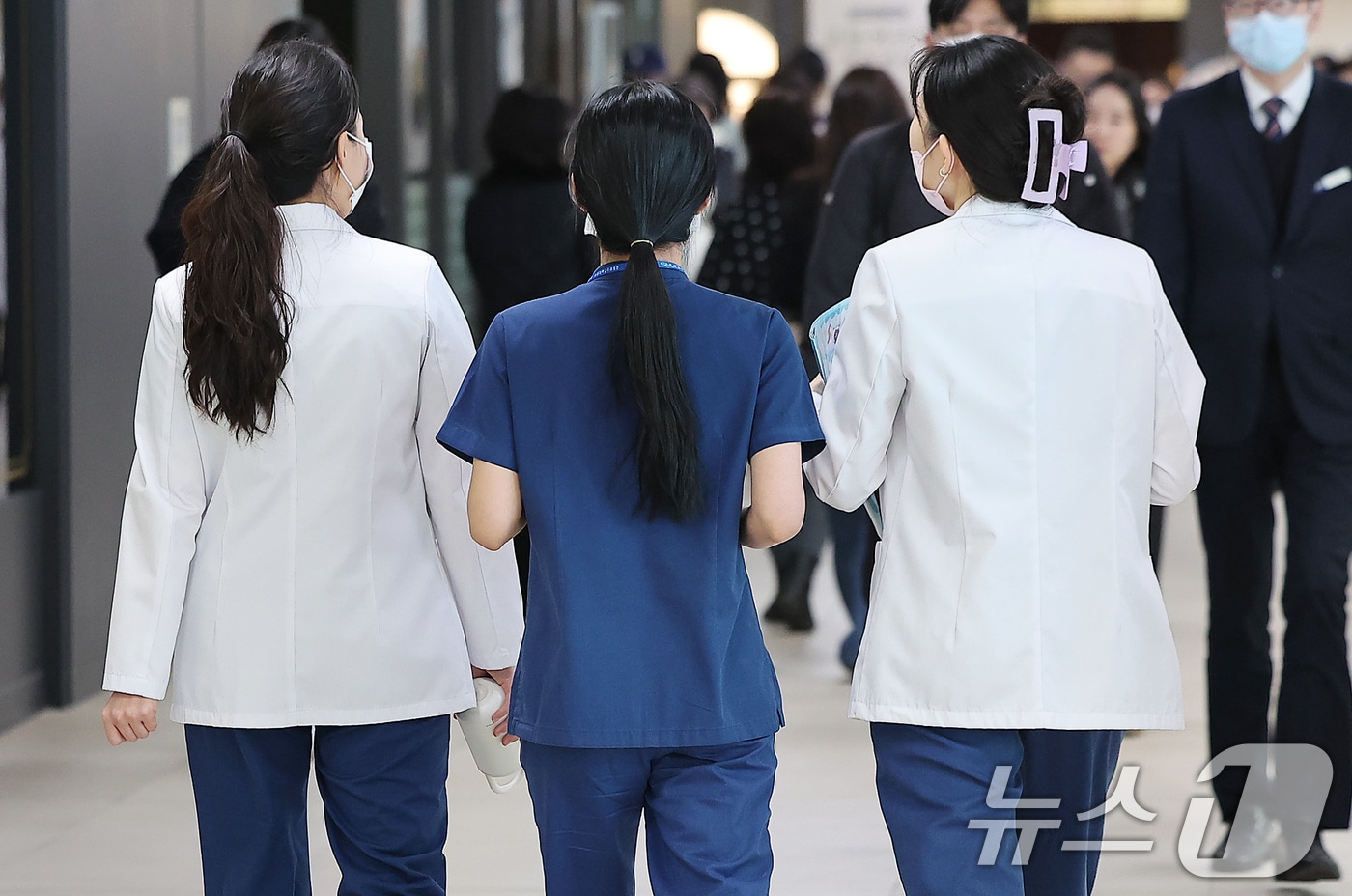 12일 서울 시내 한 대학병원에서 간호사들이 이동하고 있다. 간호사 면허증을 따놓고도 근무하지 않는 비활동 간호사, '장롱면허 간호사'가 지난해 역대 최고치를 기록한 것으로 나타났다. 간호계는 간호사의 의료행위에 대한 보상이 거의 없다는 점을 가장 큰 원인으로 꼽았다. 2025.3.12/뉴스1 ⓒ News1 김진환 기자