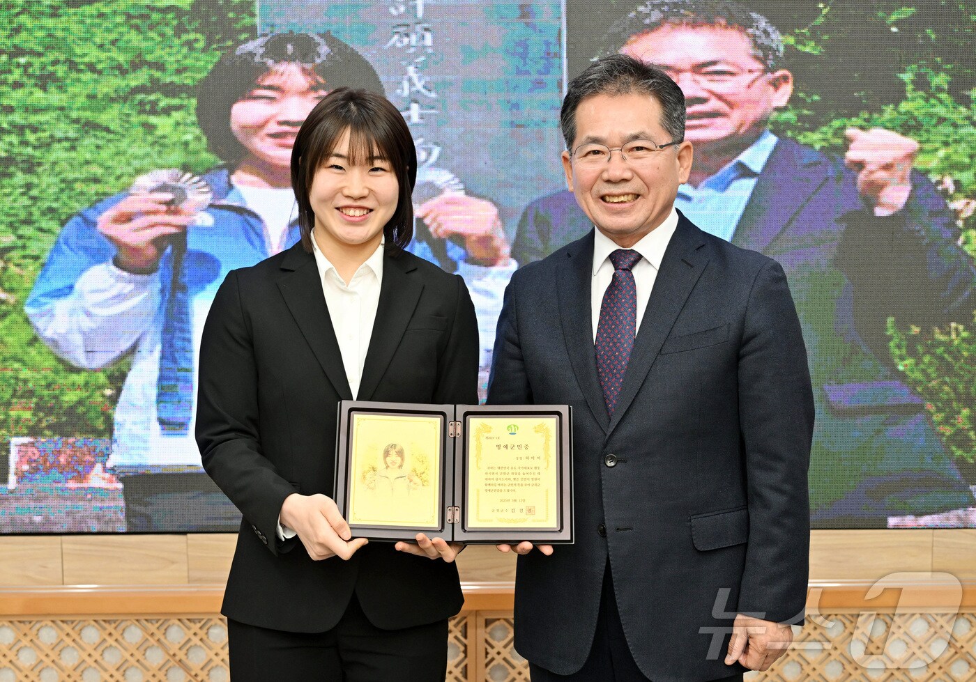 대구 군위군 명예홍보대사로 위촉된 국가대표 유도선수 허미미(왼쪽)와 김진열 군위군수가 기념촬영을 하고 있다. (군위군 제공)